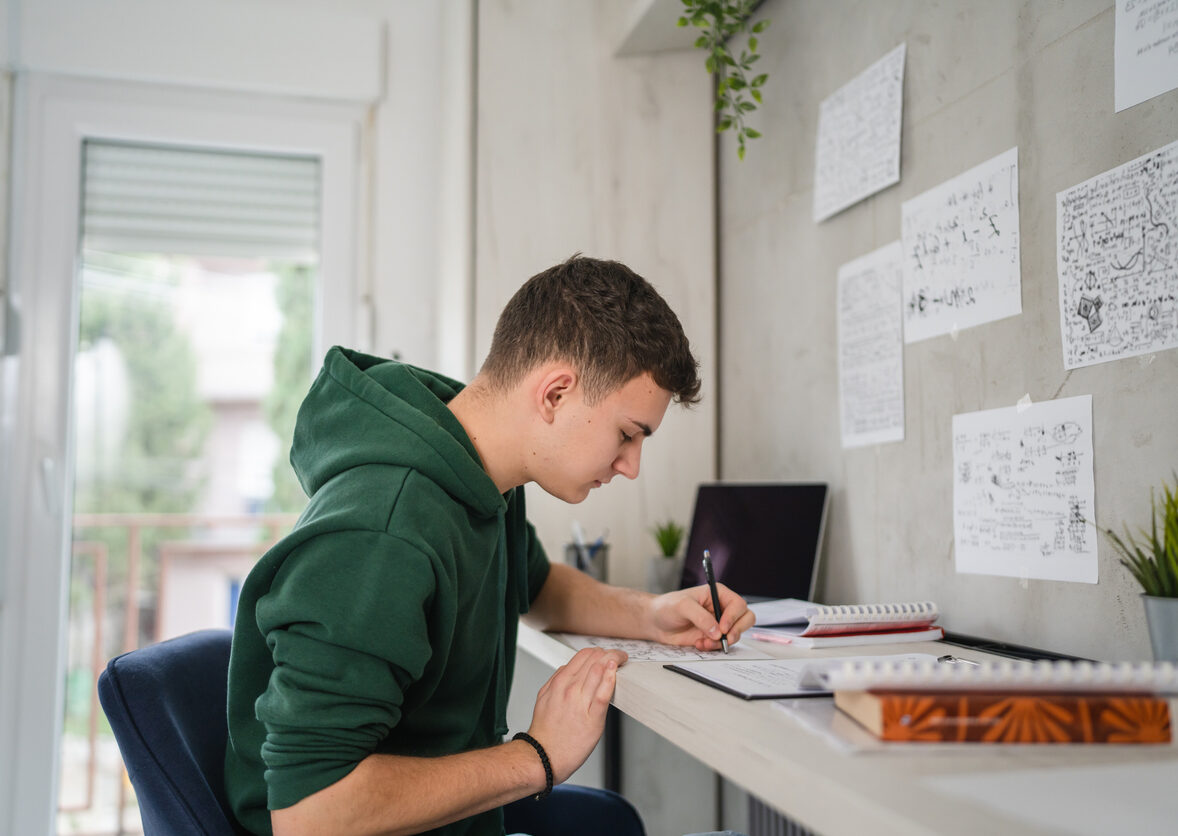 Studiecoaching, huiswerkbegeleiding of examenbegeleiding: welke ondersteuning past bij jouw jongere?